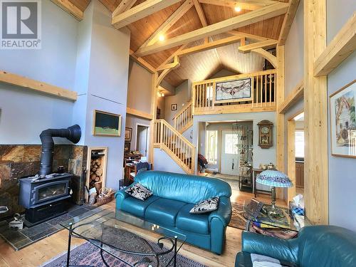 6513 Monette Road, 100 Mile House, BC - Indoor Photo Showing Living Room