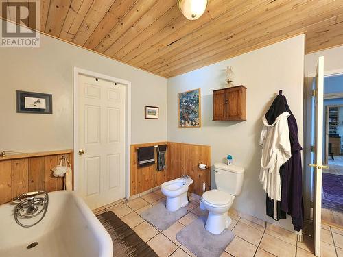 6513 Monette Road, 100 Mile House, BC - Indoor Photo Showing Bathroom