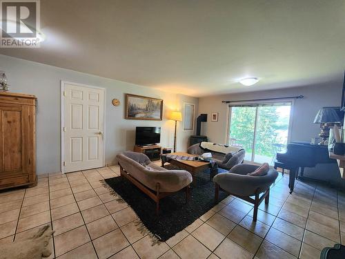 6513 Monette Road, 100 Mile House, BC - Indoor Photo Showing Living Room