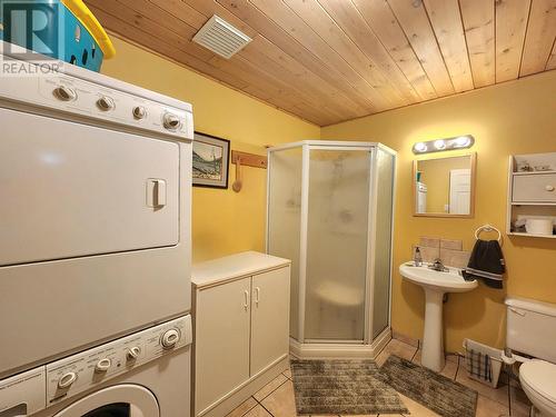 6513 Monette Road, 100 Mile House, BC - Indoor Photo Showing Laundry Room