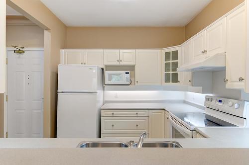 114-877 Klo Road, Kelowna, BC - Indoor Photo Showing Kitchen With Double Sink