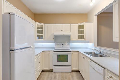 114-877 Klo Road, Kelowna, BC - Indoor Photo Showing Kitchen With Double Sink