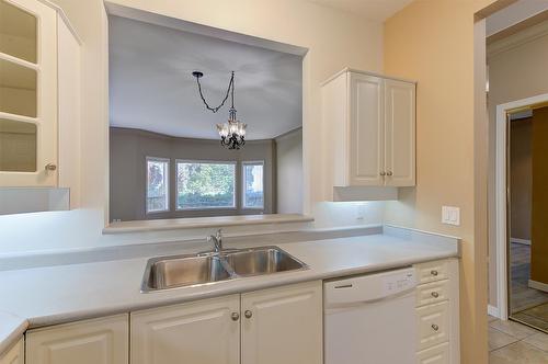 114-877 Klo Road, Kelowna, BC - Indoor Photo Showing Kitchen With Double Sink