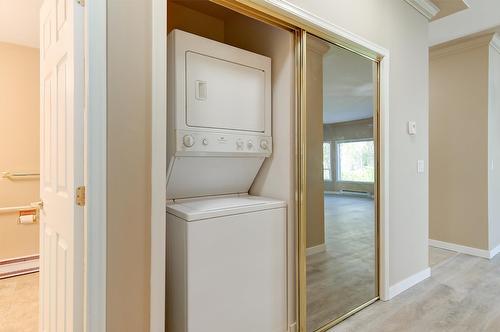 114-877 Klo Road, Kelowna, BC - Indoor Photo Showing Laundry Room