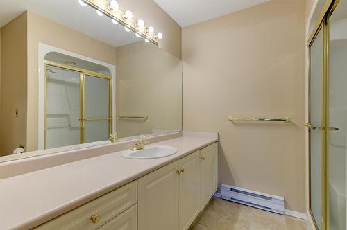 114-877 Klo Road, Kelowna, BC - Indoor Photo Showing Bathroom