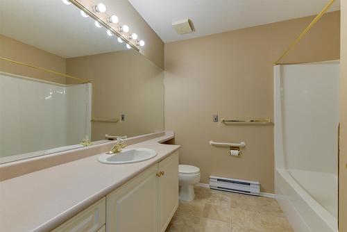 114-877 Klo Road, Kelowna, BC - Indoor Photo Showing Bathroom