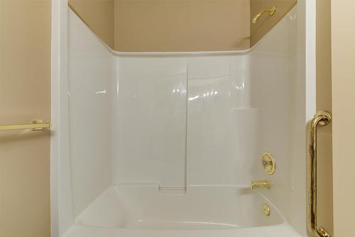 114-877 Klo Road, Kelowna, BC - Indoor Photo Showing Bathroom