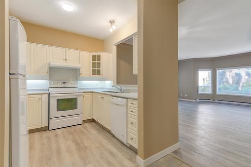 114-877 Klo Road, Kelowna, BC - Indoor Photo Showing Kitchen