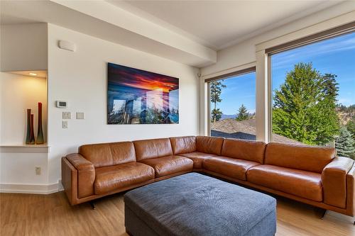 253 Dormie Place, Vernon, BC - Indoor Photo Showing Living Room