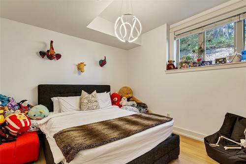 253 Dormie Place, Vernon, BC - Indoor Photo Showing Bedroom