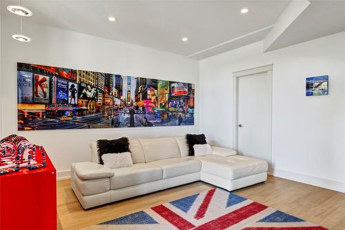 253 Dormie Place, Vernon, BC - Indoor Photo Showing Living Room