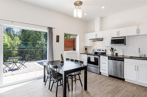 4204-1901 Nels Nelsen Crescent, Revelstoke, BC - Indoor Photo Showing Kitchen With Stainless Steel Kitchen