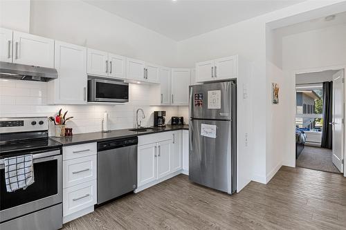 4204-1901 Nels Nelsen Crescent, Revelstoke, BC - Indoor Photo Showing Kitchen With Stainless Steel Kitchen