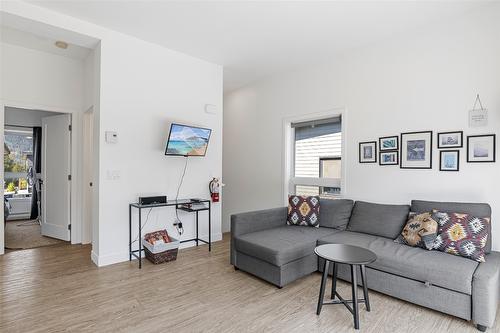 4204-1901 Nels Nelsen Crescent, Revelstoke, BC - Indoor Photo Showing Living Room