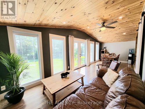 3459 Brennan Line, Severn (West Shore), ON - Indoor Photo Showing Living Room