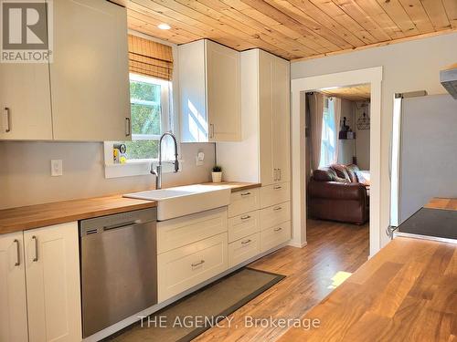 3459 Brennan Line, Severn (West Shore), ON - Indoor Photo Showing Kitchen