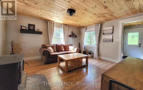 3459 Brennan Line, Severn (West Shore), ON - Indoor Photo Showing Living Room