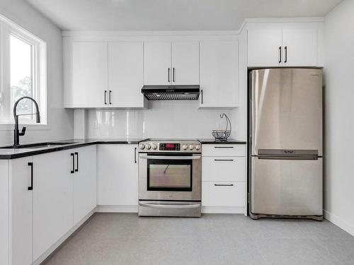 Kitchen - 10939  - 10945 Av. Lausanne, Montréal (Montréal-Nord), QC - Indoor Photo Showing Kitchen With Upgraded Kitchen