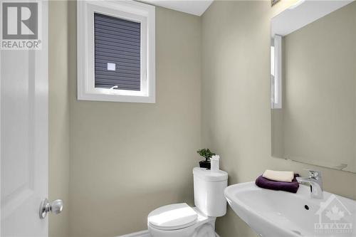 Main level powder room - 916 Kilbirnie Drive, Ottawa, ON - Indoor Photo Showing Bathroom