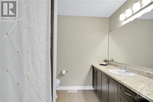 2nd level main bath - 916 Kilbirnie Drive, Ottawa, ON - Indoor Photo Showing Bathroom