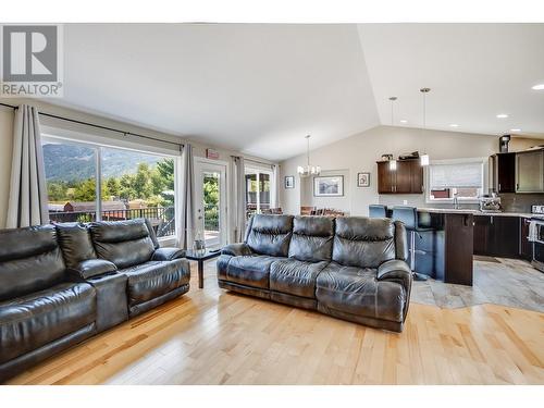 934 Hillview Road, Ootischenia, BC - Indoor Photo Showing Living Room