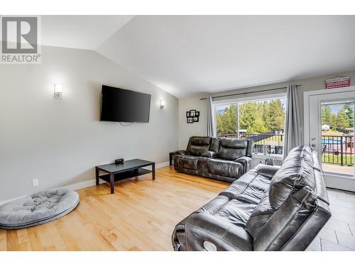 934 Hillview Road, Ootischenia, BC - Indoor Photo Showing Living Room