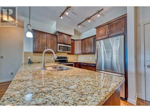 3735 Casorso Road Unit# 407, Kelowna, BC - Indoor Photo Showing Kitchen With Double Sink With Upgraded Kitchen