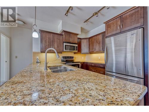 3735 Casorso Road Unit# 407, Kelowna, BC - Indoor Photo Showing Kitchen With Double Sink With Upgraded Kitchen