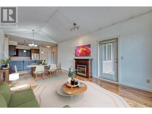 3735 Casorso Road Unit# 407, Kelowna, BC - Indoor Photo Showing Living Room