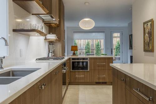 109 Kent Street, Hamilton, ON - Indoor Photo Showing Kitchen With Double Sink With Upgraded Kitchen