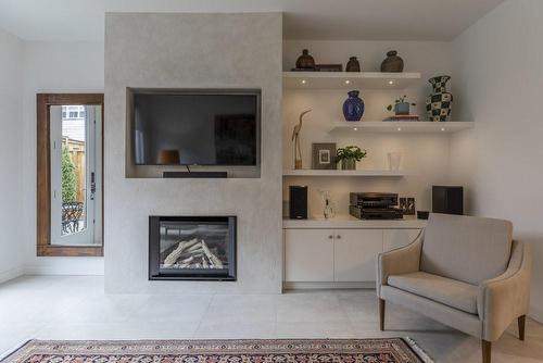 109 Kent Street, Hamilton, ON - Indoor Photo Showing Living Room With Fireplace