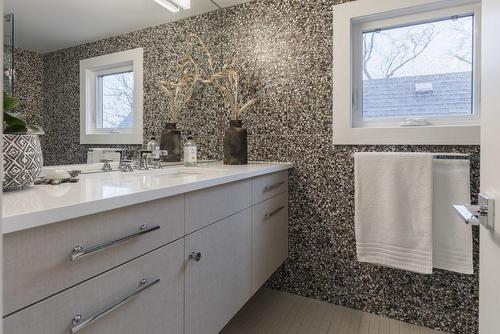 109 Kent Street, Hamilton, ON - Indoor Photo Showing Bathroom