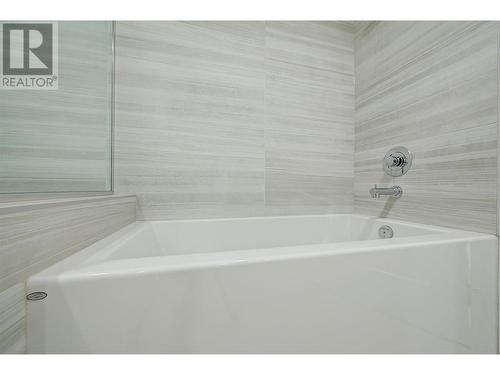 485 Groves Avenue Unit# 502, Kelowna, BC - Indoor Photo Showing Bathroom