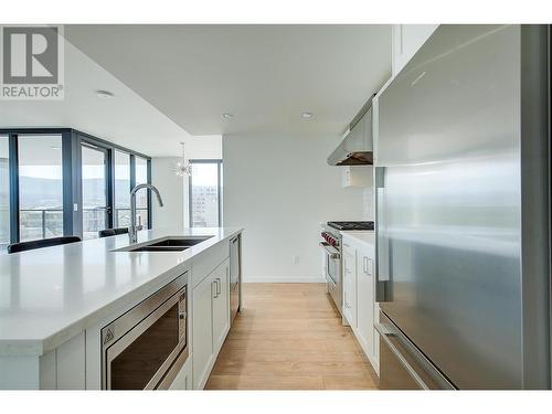 485 Groves Avenue Unit# 502, Kelowna, BC - Indoor Photo Showing Kitchen With Double Sink With Upgraded Kitchen