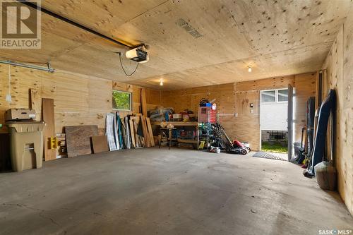 911 Cameron Street, Regina, SK - Indoor Photo Showing Garage