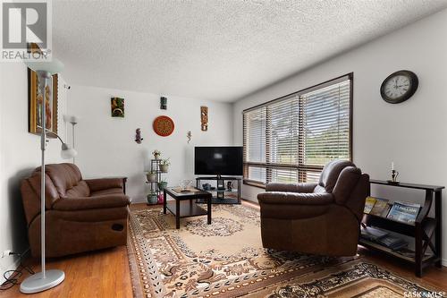 911 Cameron Street, Regina, SK - Indoor Photo Showing Living Room