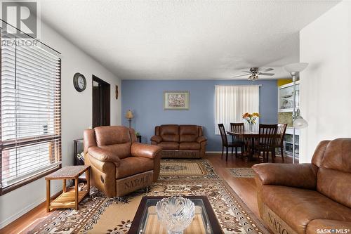 911 Cameron Street, Regina, SK - Indoor Photo Showing Living Room