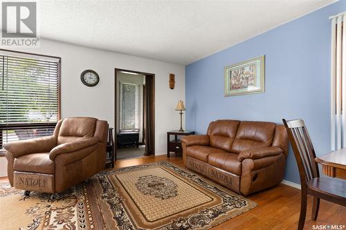 911 Cameron Street, Regina, SK - Indoor Photo Showing Living Room