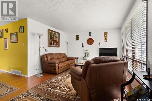 911 Cameron Street, Regina, SK - Indoor Photo Showing Living Room