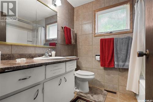 911 Cameron Street, Regina, SK - Indoor Photo Showing Bathroom