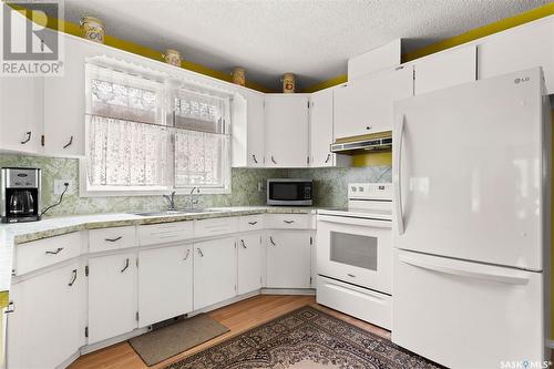 911 Cameron Street, Regina, SK - Indoor Photo Showing Kitchen