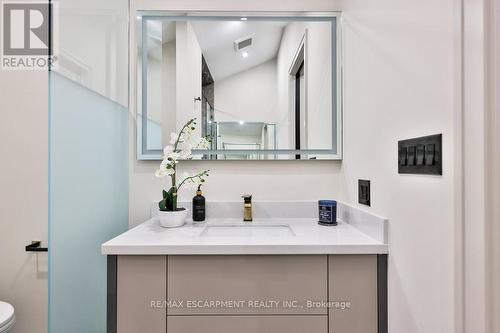 55 West 22Nd Street, Hamilton (Westcliffe), ON - Indoor Photo Showing Bathroom