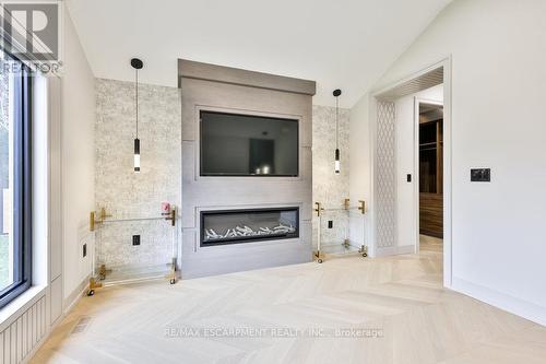 55 West 22Nd Street, Hamilton (Westcliffe), ON - Indoor Photo Showing Living Room With Fireplace