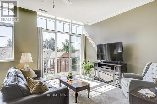 307 - 262 Dundas Street E, Hamilton (Waterdown), ON - Indoor Photo Showing Living Room