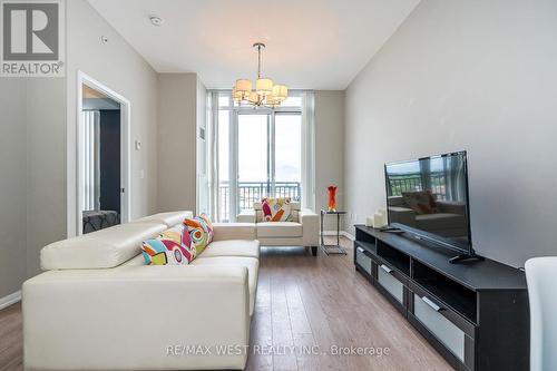 803 - 830 Lawrence Avenue, Toronto (Yorkdale-Glen Park), ON - Indoor Photo Showing Living Room