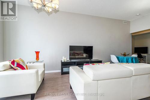 803 - 830 Lawrence Avenue, Toronto (Yorkdale-Glen Park), ON - Indoor Photo Showing Living Room