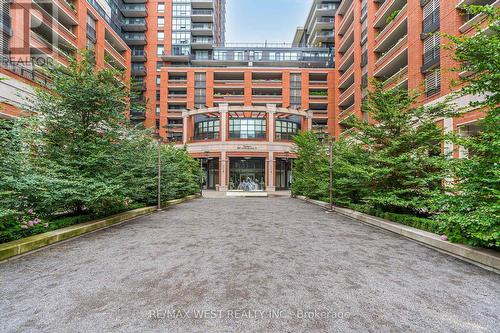 803 - 830 Lawrence Avenue, Toronto (Yorkdale-Glen Park), ON - Outdoor