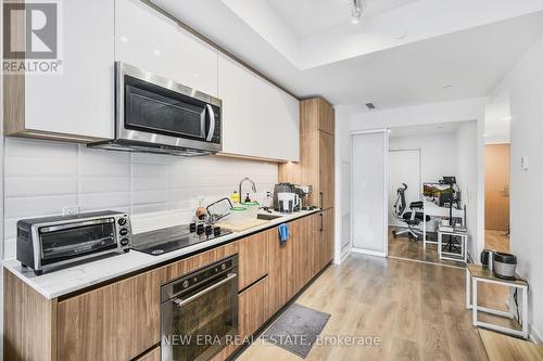 301 - 150 Logan Avenue, Toronto (South Riverdale), ON - Indoor Photo Showing Kitchen With Upgraded Kitchen