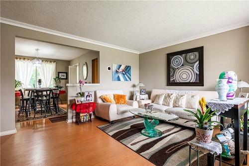 5934 North Street, Niagara Falls, ON - Indoor Photo Showing Living Room