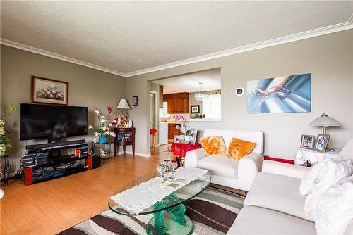 5934 North Street, Niagara Falls, ON - Indoor Photo Showing Living Room